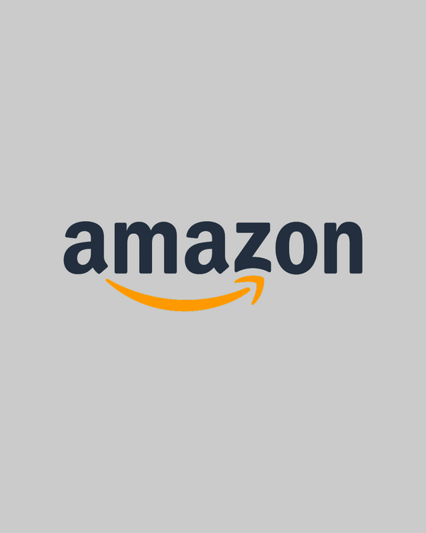 Logo di Amazon su sfondo grigio chiaro