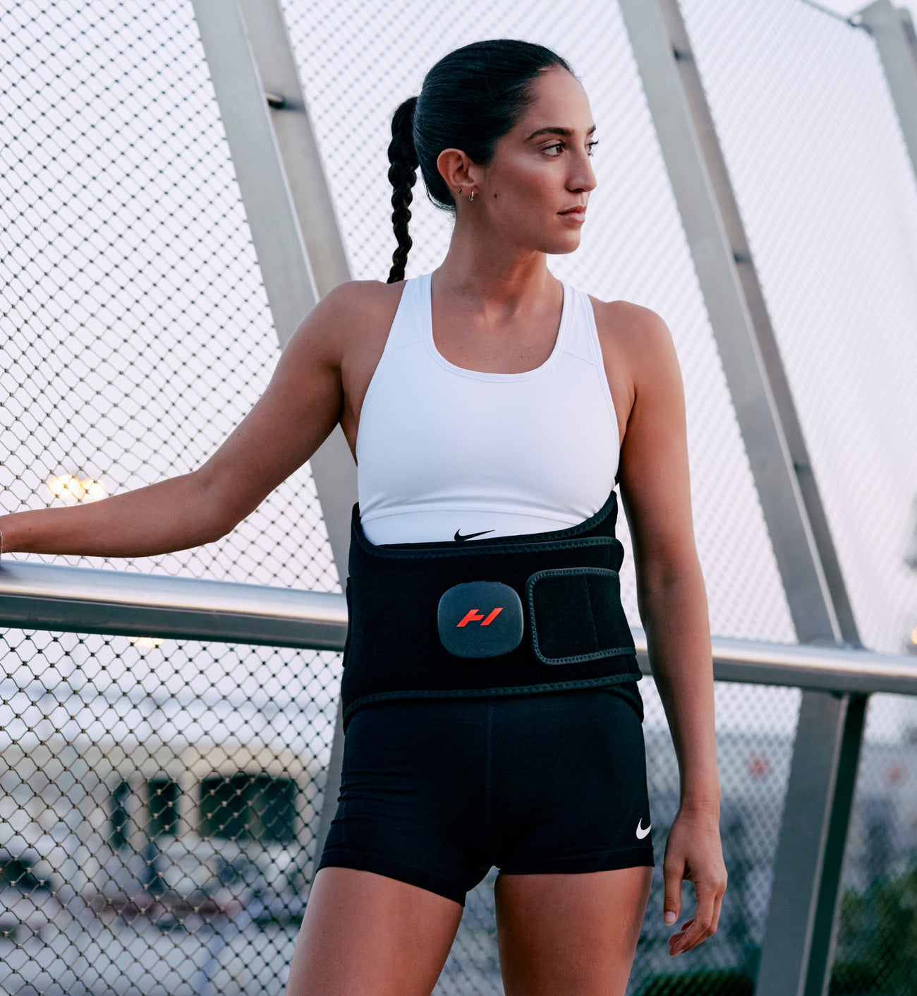 Mujer con una mochila Venom 2 de espaldas, con un fondo exterior desenfocado