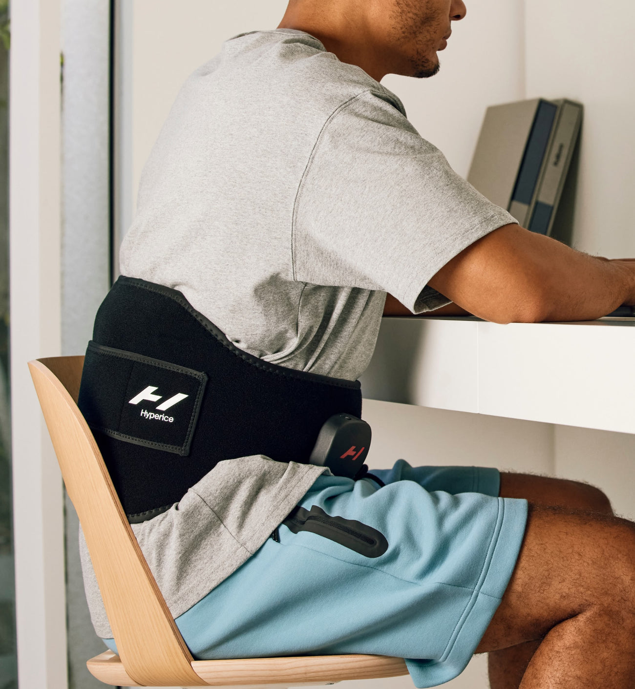 Persona con una mochila Venom 2 en la espalda mientras está sentada en un escritorio.